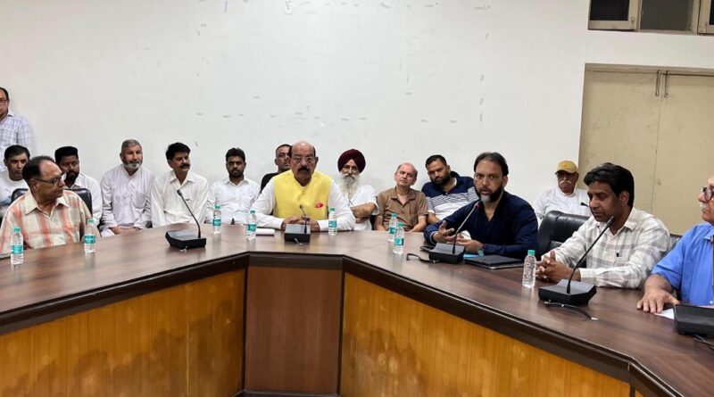ਡਿਪੋ ਹੋਲਡਰਾਂ ਦੀਆਂ ਸਮੱਸਿਆਵਾਂ ਨੂੰ ਲੈ ਕੇ ਗੰਭੀਰ ਨਜ਼ਰ ਆਏ ਕੈਬਿਨੇਟ ਮੰਤਰੀ ਮੋਹਿੰਦਰ ਭਗਤ, ਜਲਦ ਹੱਲ ਦਾ ਦਿੱਤਾ ਭਰੋਸਾ ਡਿਪੋ ਹੋਲਡਰਾਂ ਦੀਆਂ ਸਮੱਸਿਆਵਾਂ ਨੂੰ ਲੈ ਕੇ ਗੰਭੀਰ ਨਜ਼ਰ ਆਏ ਕੈਬਿਨੇਟ ਮੰਤਰੀ ਮੋਹਿੰਦਰ ਭਗਤ, ਜਲਦ ਹੱਲ ਦਾ ਦਿੱਤਾ ਭਰੋਸਾ