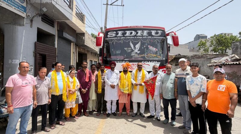 ਸਾਬਕਾ ਸੰਸਦ ਮੈਂਬਰ ਸੁਸ਼ੀਲ ਰਿੰਕੂ ਨੇ ਬਾਬਾ ਬਾਲਕ ਨਾਥ ਦਰਬਾਰ ਦੀ ਯਾਤਰਾ ਲਈ ਸ਼ਰਧਾਲੂਆਂ ਨਾਲ ਭਰੀ ਬੱਸ ਨੂੰ ਹਰੀ ਝੰਡੀ ਦਿਖਾਈ ਸਾਬਕਾ ਸੰਸਦ ਮੈਂਬਰ ਸੁਸ਼ੀਲ ਰਿੰਕੂ ਨੇ ਬਾਬਾ ਬਾਲਕ ਨਾਥ ਦਰਬਾਰ ਦੀ ਯਾਤਰਾ ਲਈ ਸ਼ਰਧਾਲੂਆਂ ਨਾਲ ਭਰੀ ਬੱਸ ਨੂੰ ਹਰੀ ਝੰਡੀ ਦਿਖਾਈ